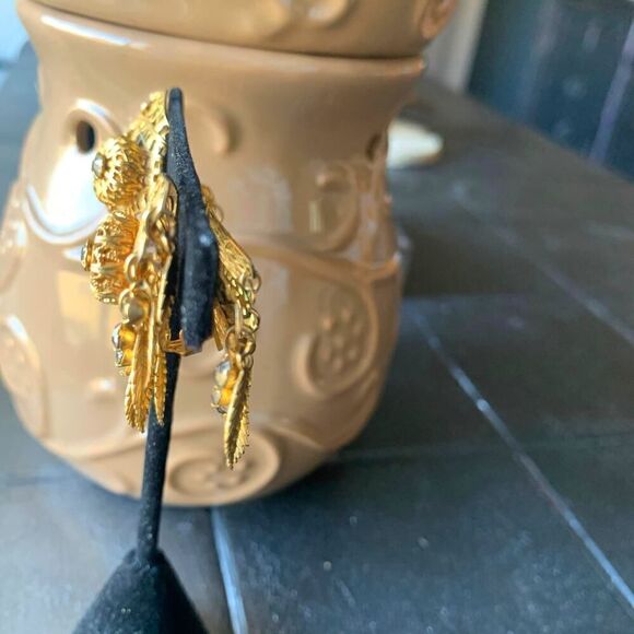 Work of Art Filigree Angel Wing earrings, in Gold, Vintage, Unmarked - Picture 4 of 5